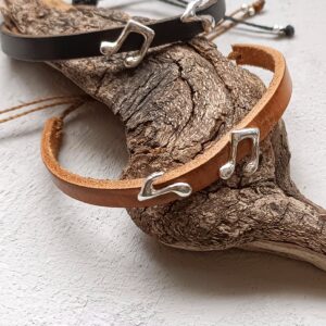 PULSERA NOTAS EN PLATA 925 Y CUERO AJUSTABLE
