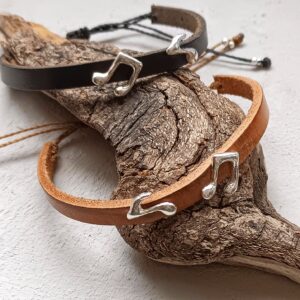 PULSERA NOTAS EN PLATA 925 Y CUERO AJUSTABLE