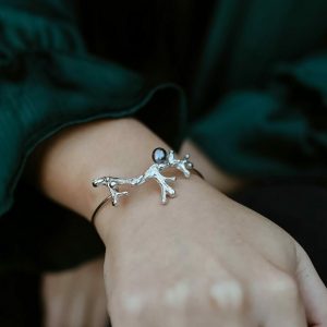 PULSERA RÍGIDA CON PERLA GRIS  Y PLATA 925