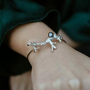 PULSERA RÍGIDA CON PERLA GRIS  Y PLATA 925