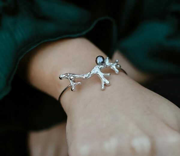 PULSERA RÍGIDA CON PERLA GRIS  Y PLATA 925