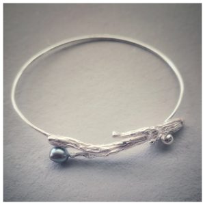 Pulsera Coral y Perla gris