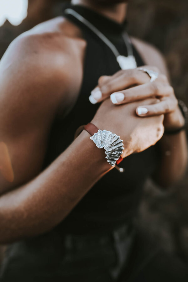 PULSERA ARENA CON CUERO AJUSTABLE