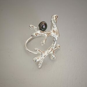 ANILLO "CORAL" CON PERLA GRIS AJUSTABLE