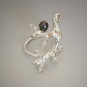 ANILLO "CORAL" CON PERLA GRIS AJUSTABLE