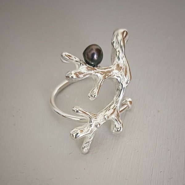 ANILLO "CORAL" CON PERLA GRIS AJUSTABLE